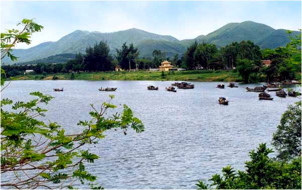 Sông Hương trước chùa
