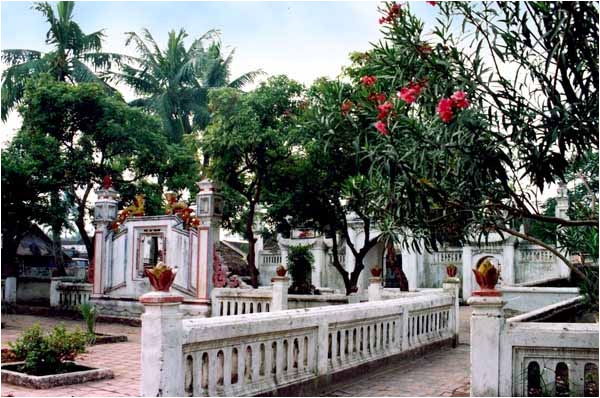 Phía trong cổng chùa