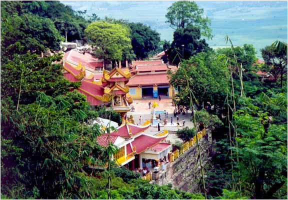 Sân trước chùa Linh Sơn Tiên Thạch (nhìn từ Chùa Hang)