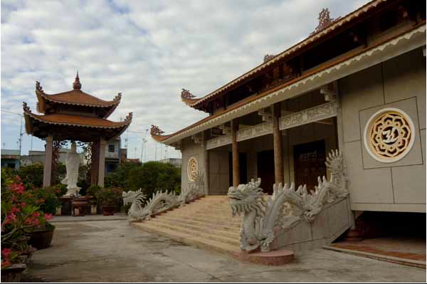 Mặt trước chùa