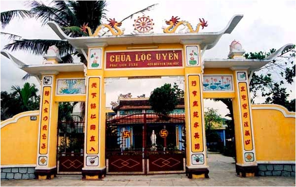 Tam quan chùa