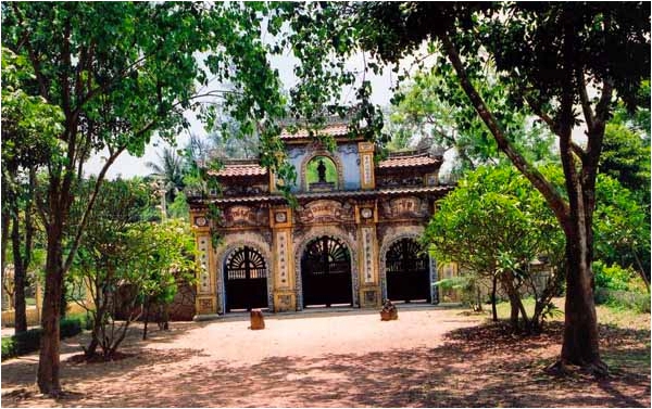 Tam quan chùa