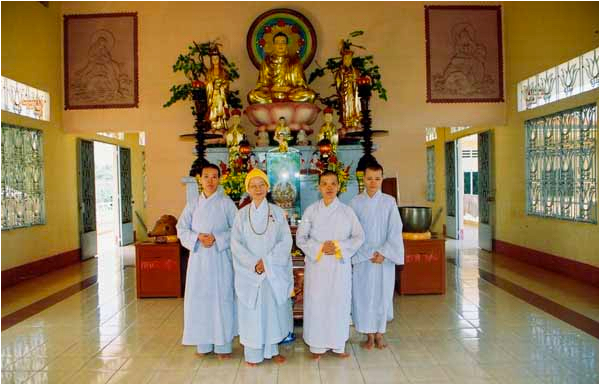 Chư Ni ở điện Phật