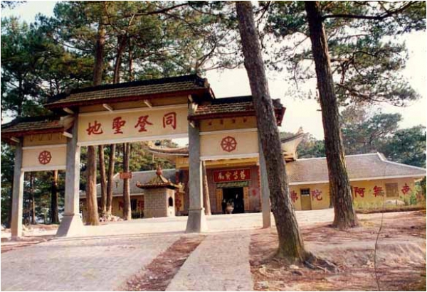 Tam quan chùa