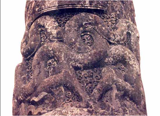 Chạm rồng trên cột đá (1)