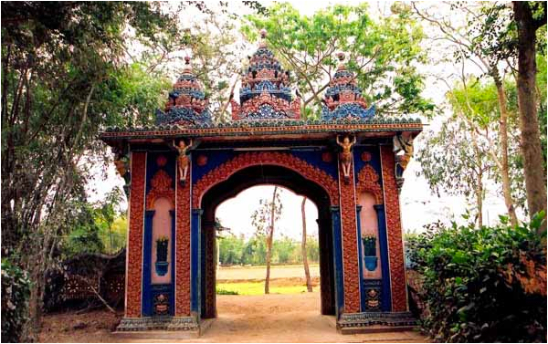 Cổng chùa (mặt sau)