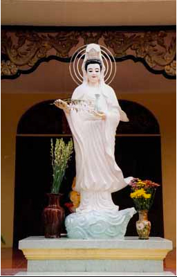 Tượng Bồ tát Quan Âm ở sân trước chùa