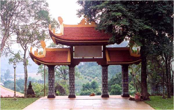 Thiền viện Trúc Lâm - tam qan mặt sau