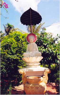 Tượng đức Phật Thích Ca lộ thiên