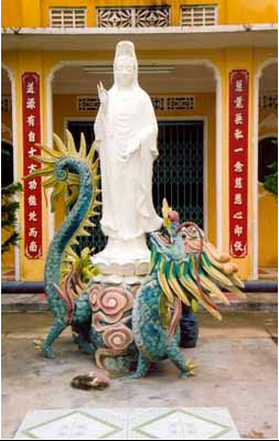 Tượng Bồ tát Quan Âm