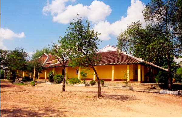 Mặt bên chùa