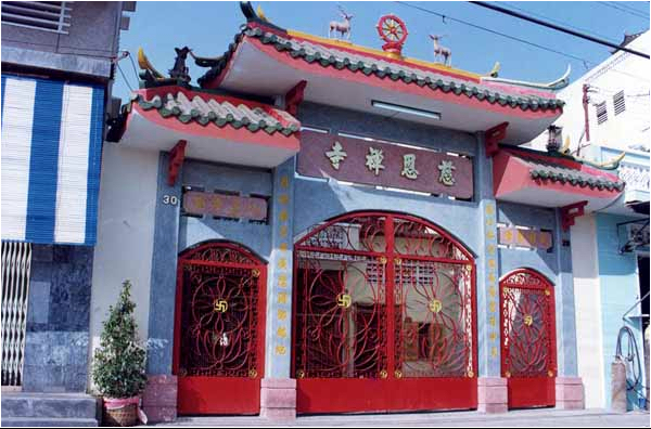 Tam quan chùa