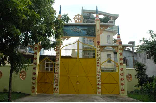 Mặt sau cổng chùa