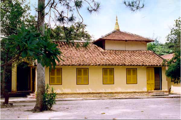 Mặt bên chùa