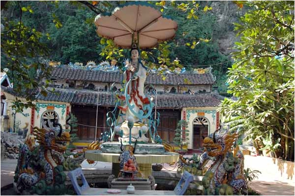 Tượng Bồ tát Quan Âm