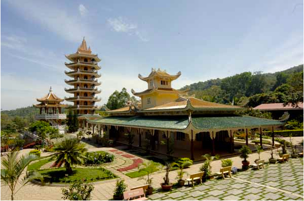 Toàn cảnh chùa (nhìn từ sau)