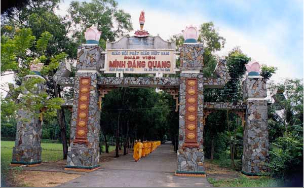 Tam quan pháp viện
