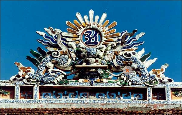 Chạm rồng ở nóc chùa