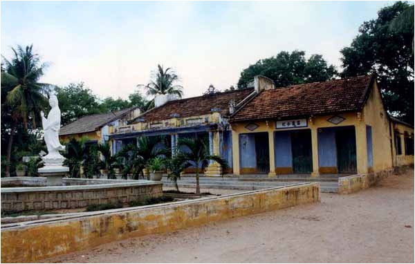 Mặt sau chùa